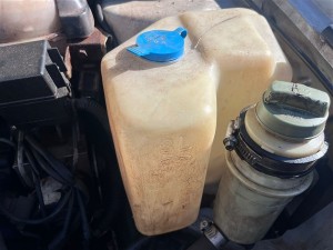 Chery Taxim cam suyu deposu 