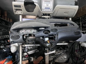Ford Focus 1 komple gögüs torpido 