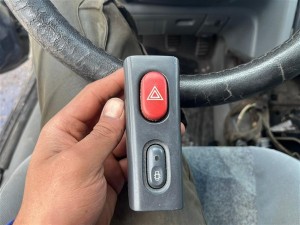 Renault Laguna 1 dörtlü flaşör dügmesi 