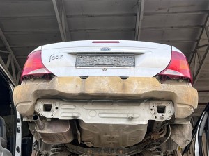 Ford Focus 1 arka tampon köpügü 