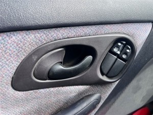 Ford Mondeo sol ön kapı çerçevesi 