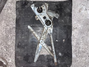 Renault Kangoo sol ön cam krikosu  otomatik 