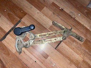 Renault R11 sol arka cam krikosu 