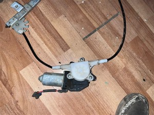Renault R11 sol ön cam krikosu 