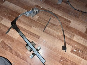 Renault R11 sag ön cam krikosu 