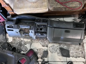 Renault R19 gögüs alt kısmı çıkma 