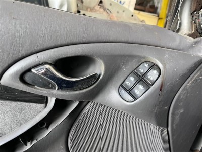 Ford Focus 1 sol ön kapı kolu çerçevesi Ford Focus 1 sol ön kapı kolu çerçevesi