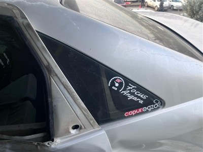 Ford Focus 1 sol arka kelebek camı Ford Focus 1 sol arka kelebek camı