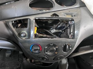 Ford Focus 1 teyp çerçevesi 