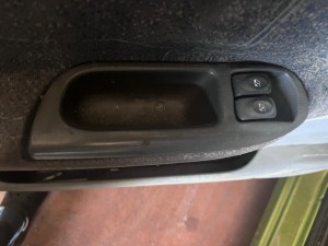 RENAULT SCENİC 1 SOL ÖN CAM DÜGMELERİ 